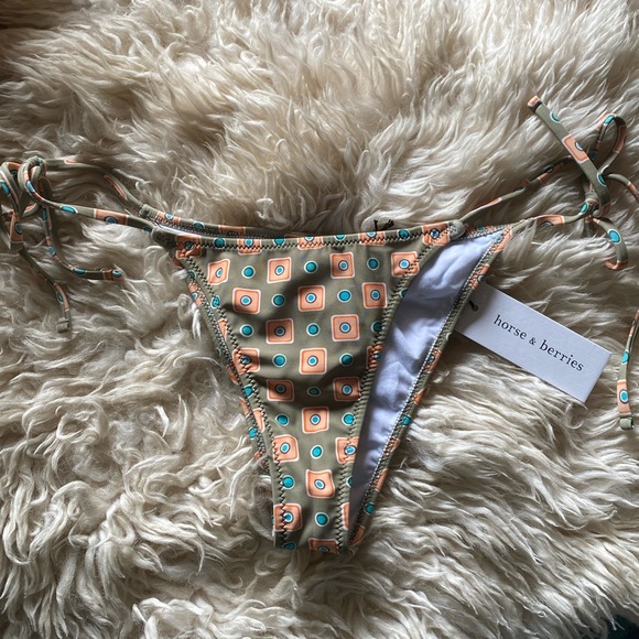 Horse and berries swim bottom and top - Picture 4 of 4